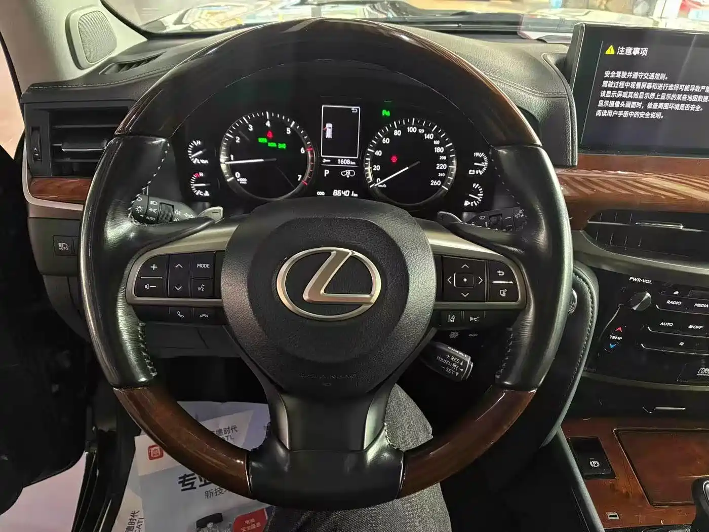 Фото 3 - Lexus LX