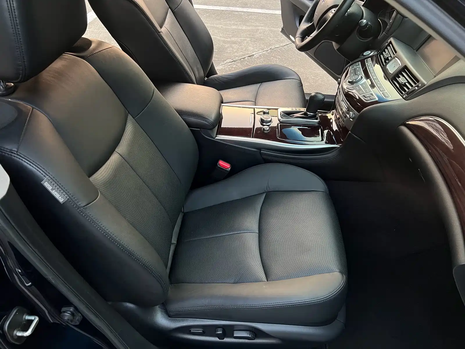 Photo 9 - Infiniti Q70