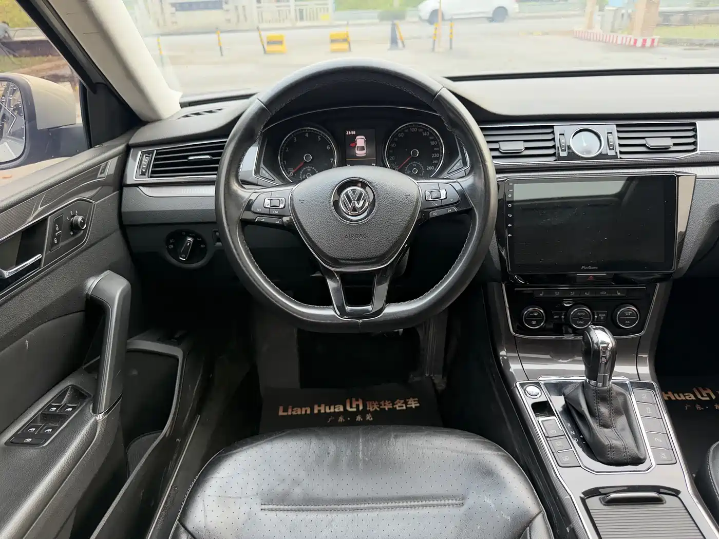 Volkswagen Passat 2017 330TSI DSG Luxury фото 16