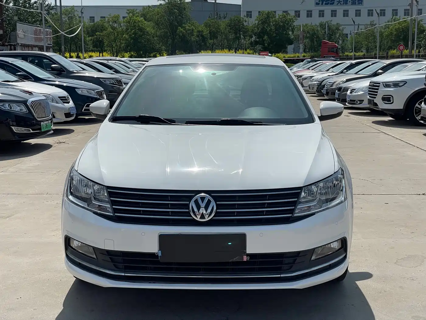 Volkswagen Lavida 2015 1.6L Automatic Comfort Edition фото 3