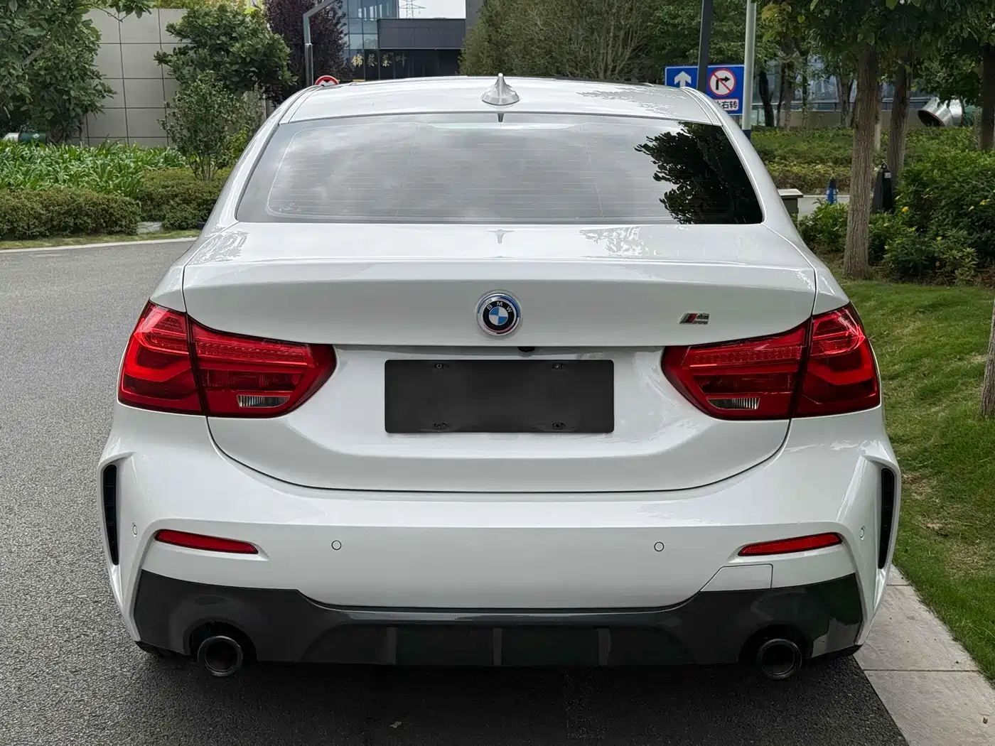 BMW 1 Series 2021 125i M Sport Black Night Edition фото 5