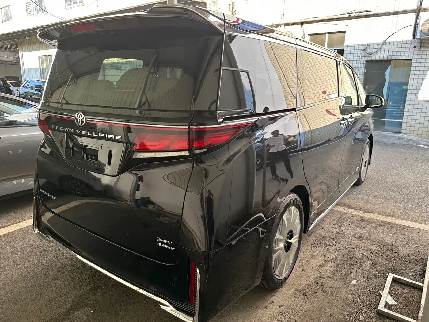 Toyota Vellfire 2024 Crown Hybrid 2.5L Executive Premium Edition фото 7