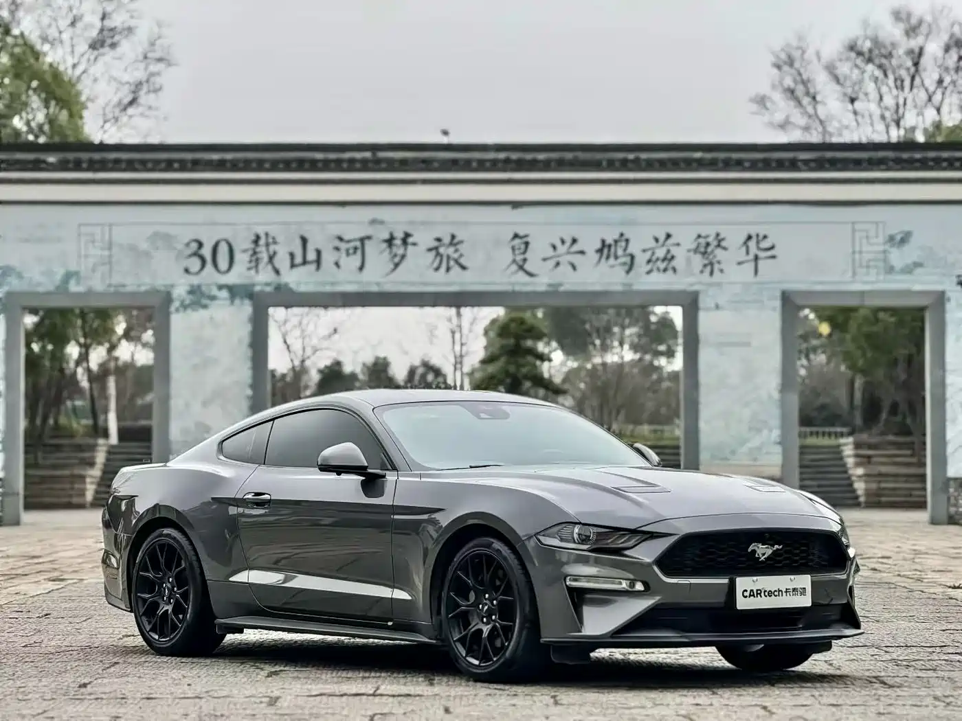 FORD MUSTANG