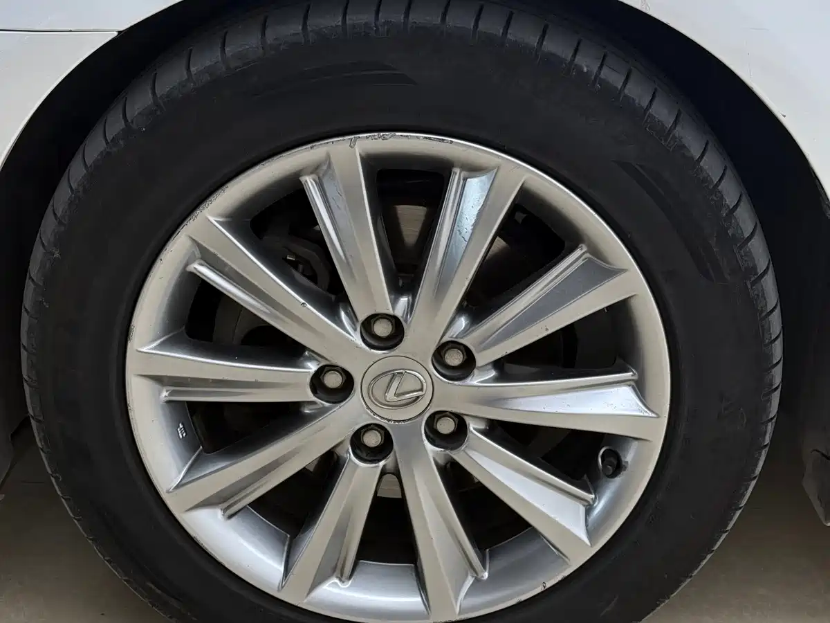Фото 8 - Lexus ES