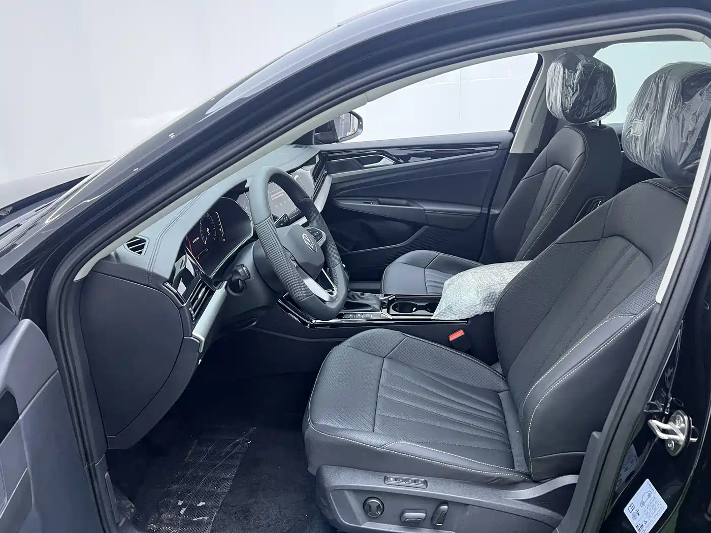 Volkswagen Passat 2026 Outstanding Edition 330TSI Elite Version фото 24