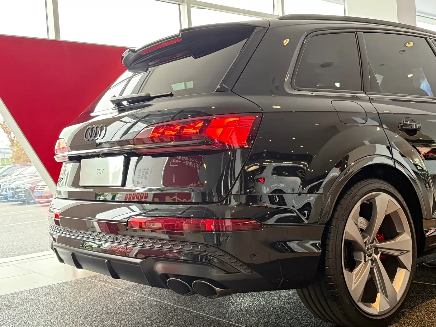 Audi SQ7 2024 4.0 TFSI фото 3