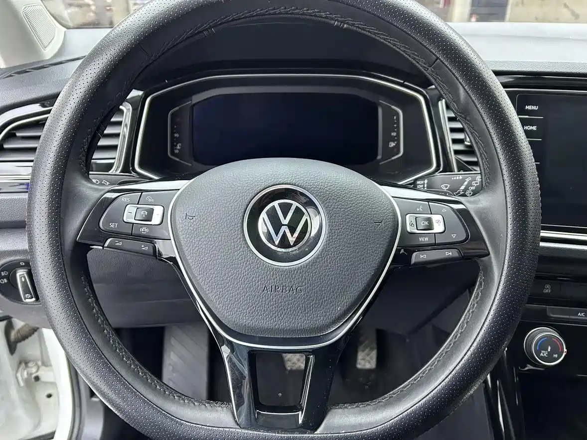 Фото 10 - Volkswagen T-ROC