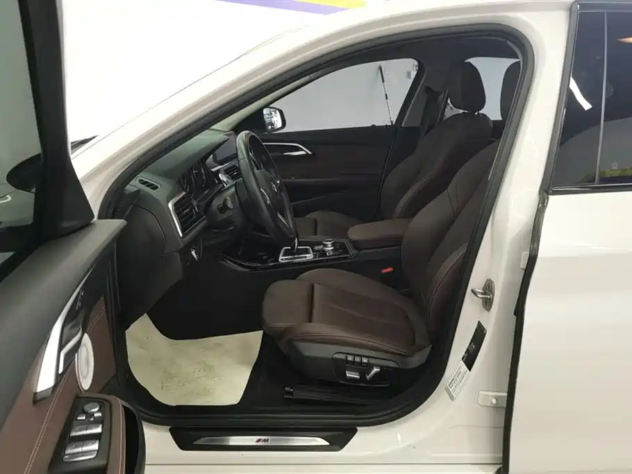BMW 1 Series 2021 120i M Sport Shadow Edition фото 9