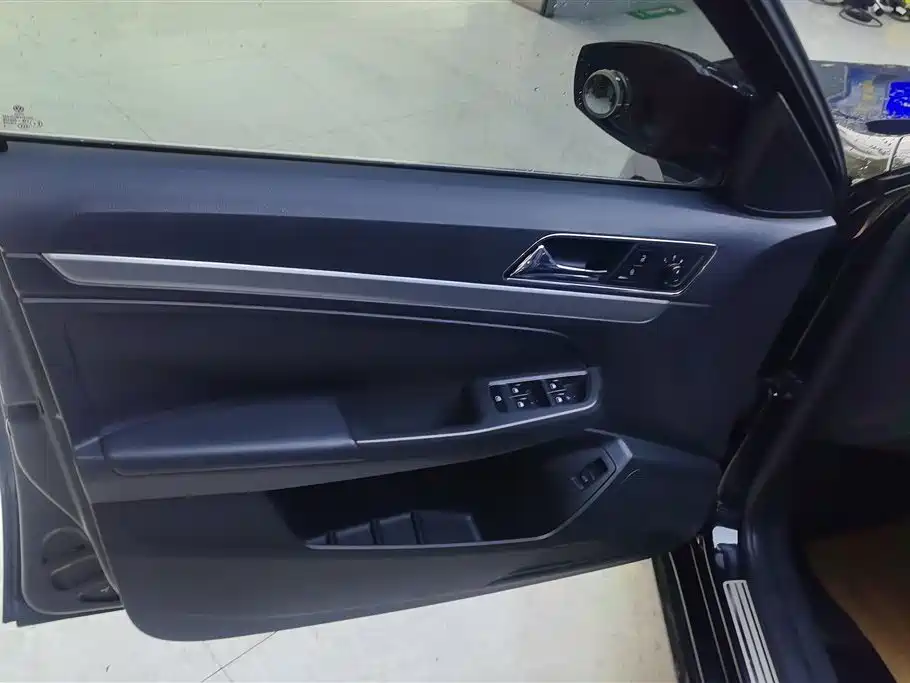 Volkswagen Lavida 2015 1.6L Automatic Comfort Edition фото 7