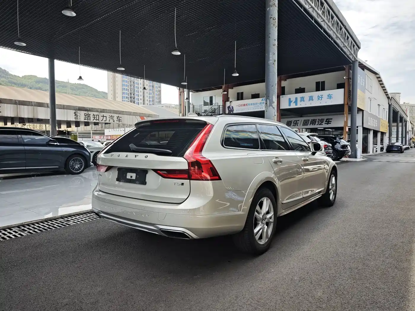 Volvo V90 2019 2019 Cross Country T5 AWD Intelligent Distance China VI