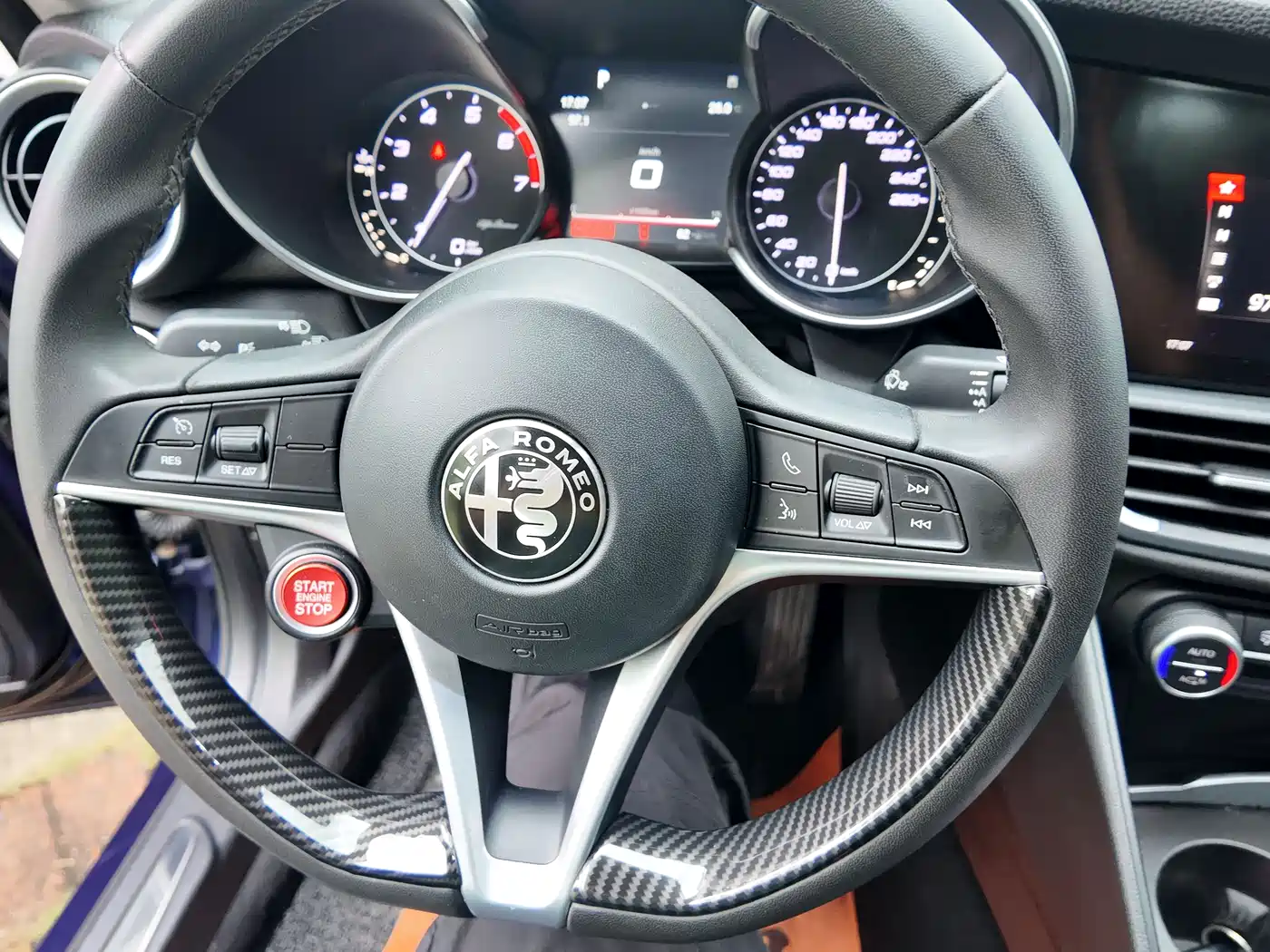 Alfa Romeo Giulia 2019 2017 2.0T 200HP Luxury Edition