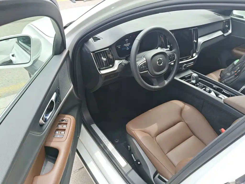 Volvo S60 2025 2025 B4 Smart Luxury Edition