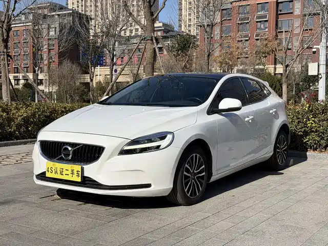 volvo v40