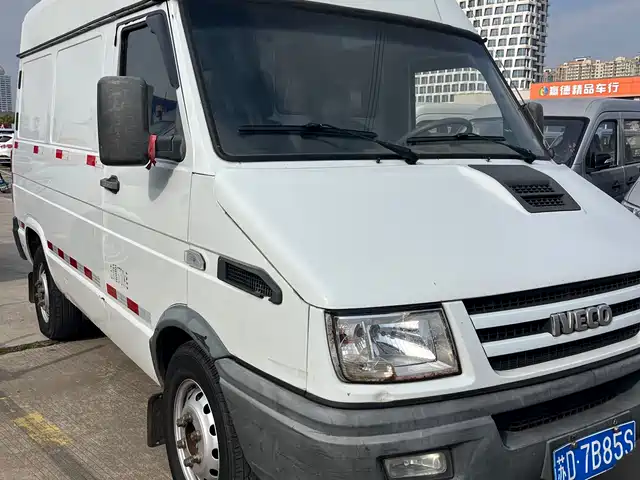  Iveco Iveco Daily 2017 2.8T V35 Cargo Van 3-seater 43S5