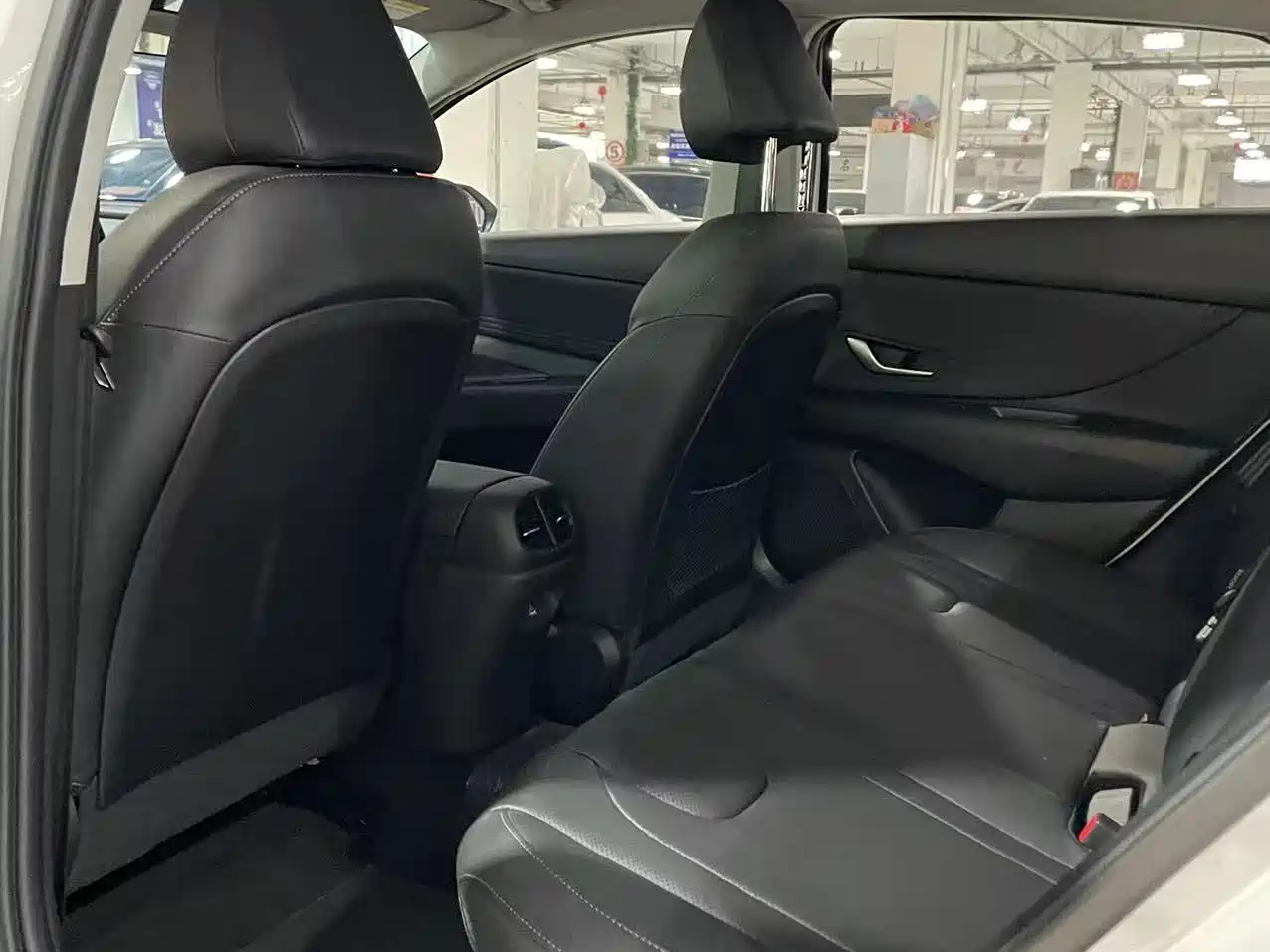 Hyundai Elantra 2022 1.5L CVT LUX Premium Edition фото 17
