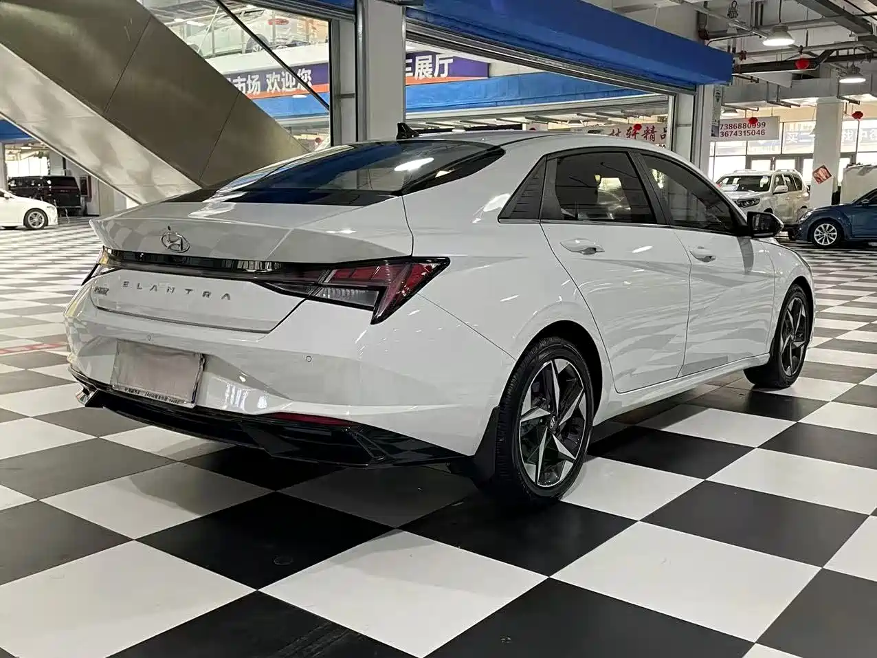 Hyundai Elantra 2022 1.5L CVT LUX Premium Edition фото 7
