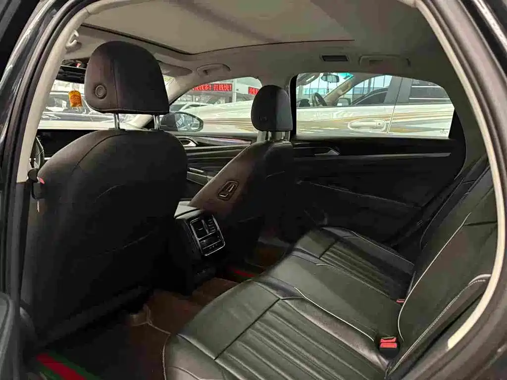Volkswagen Passat 2022 330TSI Starlight Elite Edition фото 5