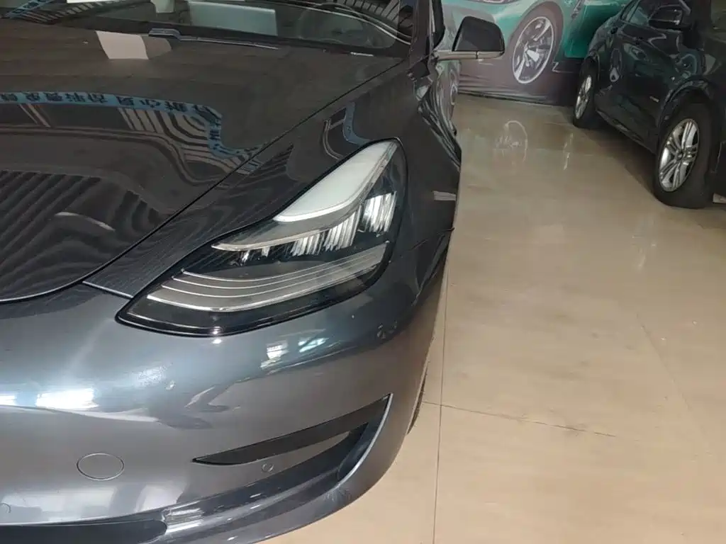 Фото 24 - Tesla Model 3