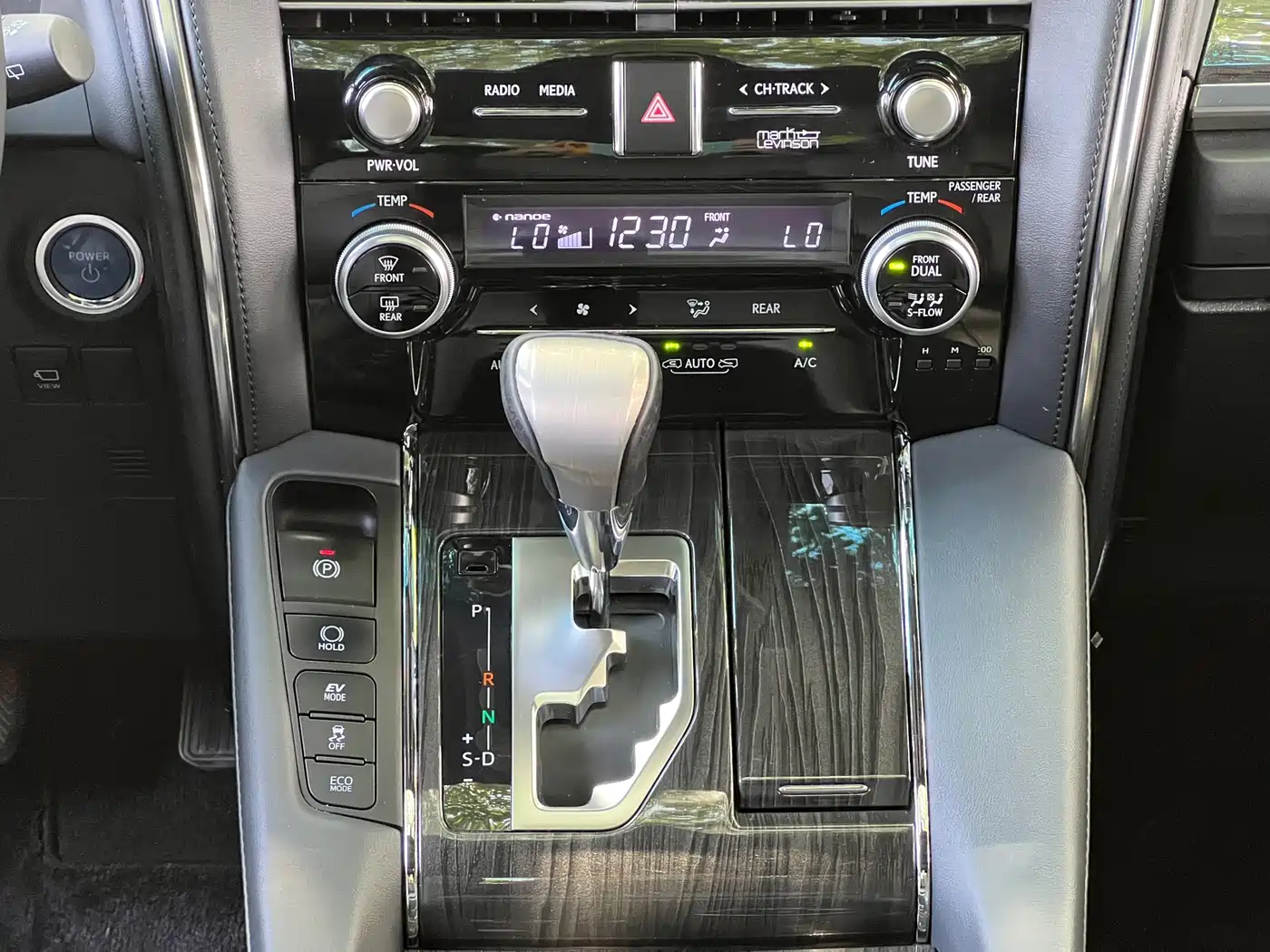 Lexus LM 2020 2020 300h 4-Seat Imperial Edition