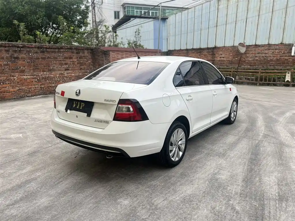Škoda Rapid 2018 1.6L Automatic Comfort Edition фото 5