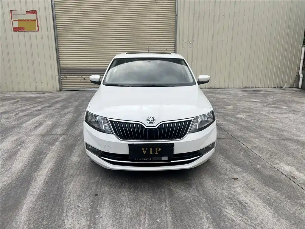Škoda Rapid 2018 1.6L Automatic Comfort Edition фото 2