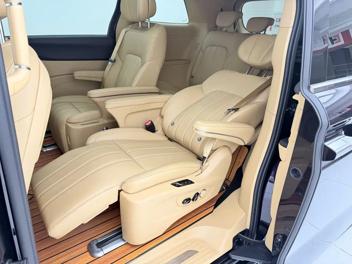 Voyah Auto Voyah Dreamer 2024 PHEV Extended Range Premium Edition фото 23