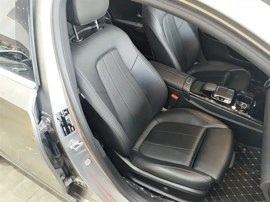 Mercedes-Benz A-Class 2019 Facelift A 200 L фото 25
