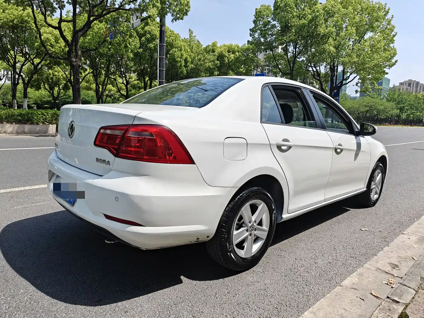 Volkswagen Bora 2014 1.6L Automatic Fashion Edition фото 5