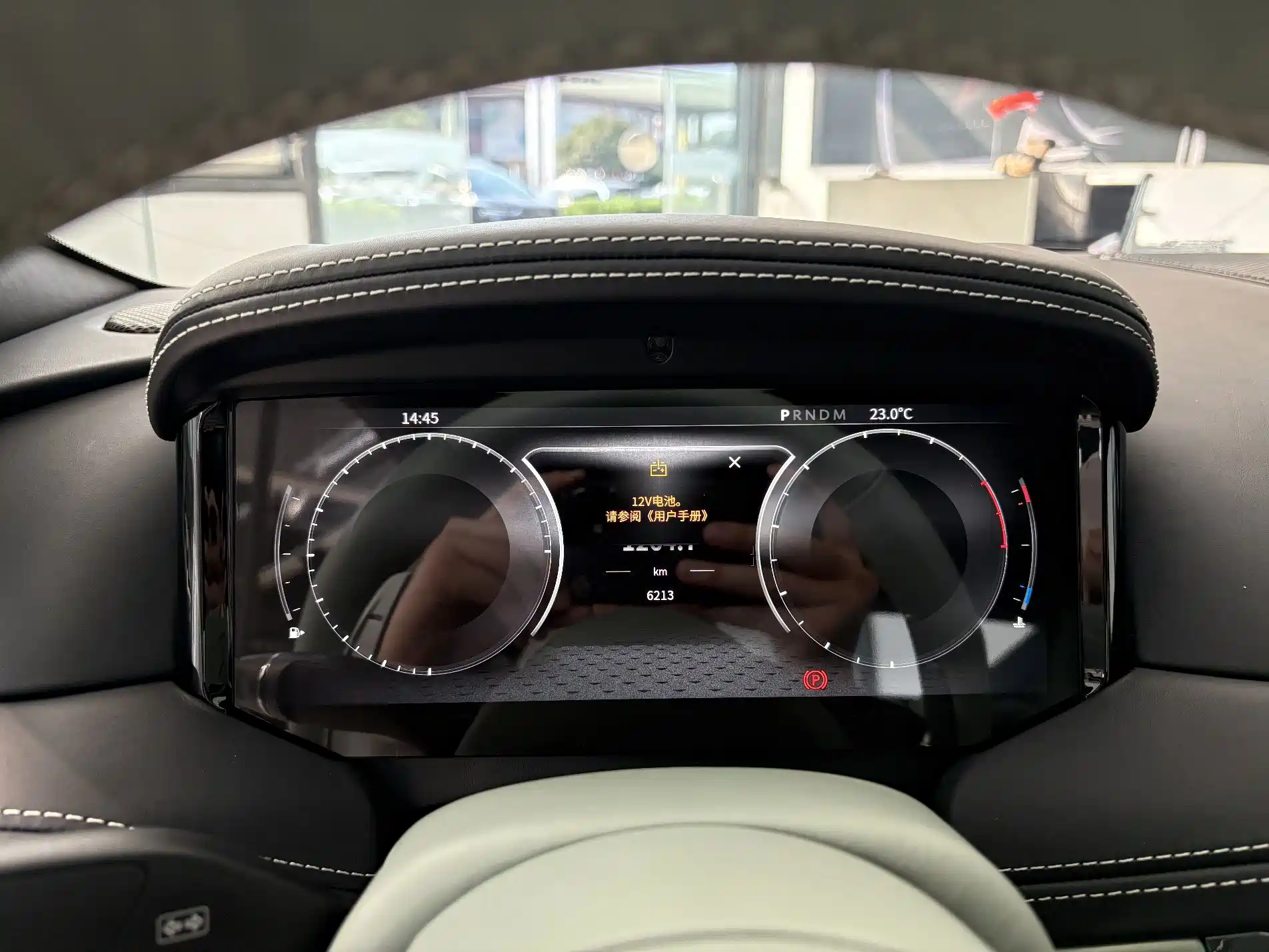 Фото 6 - Aston Martin DB12