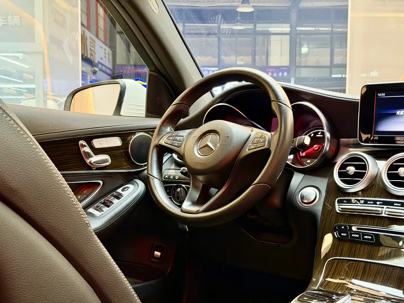 Mercedes-Benz GLC 2018 Facelift GLC 260 4MATIC Luxury фото 14