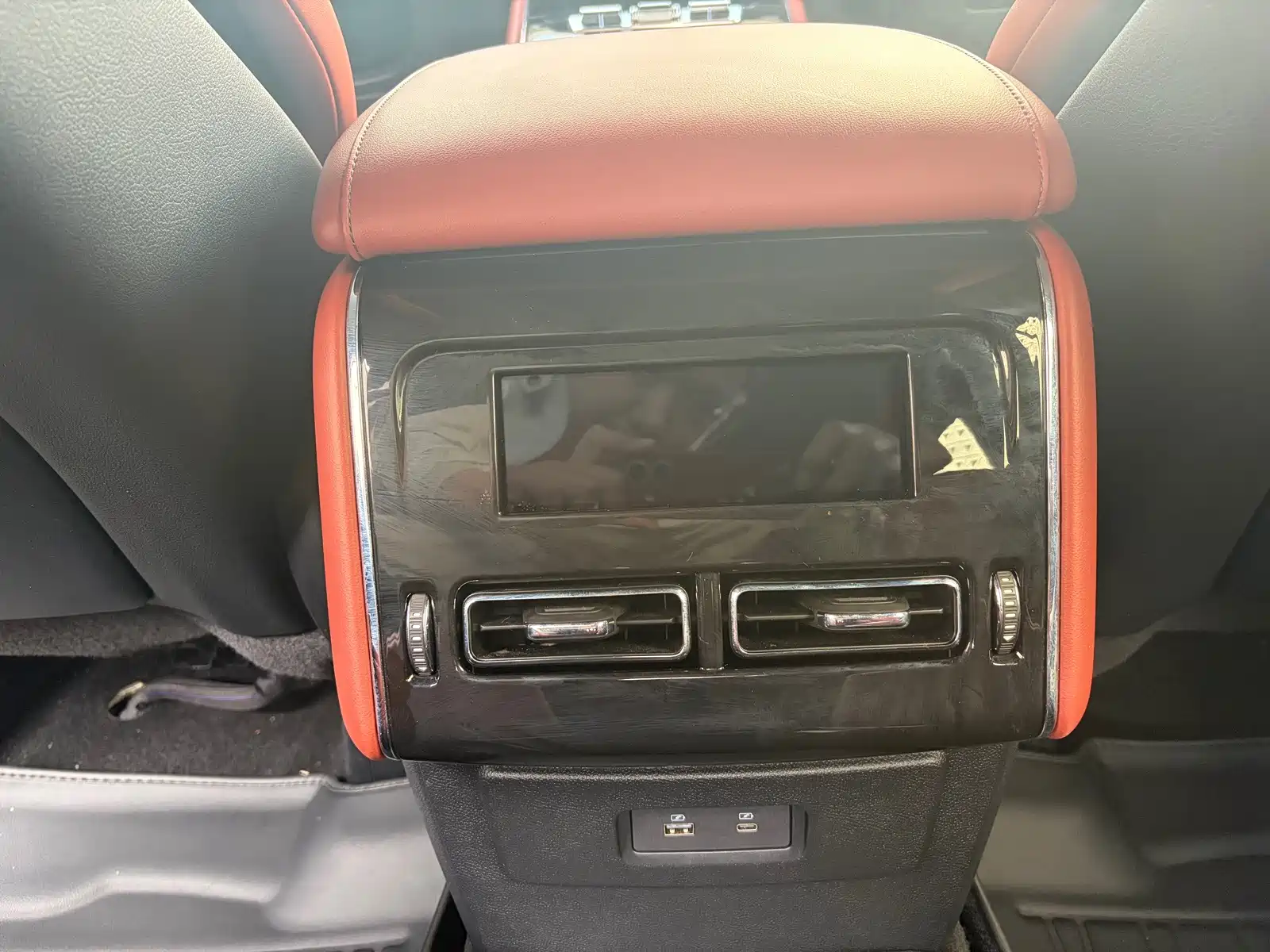 Photo 10 - Lincoln Aviator
