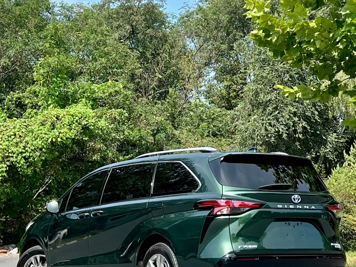 Toyota Sienna 2023 2.5L Hybrid Platinum Edition фото 6