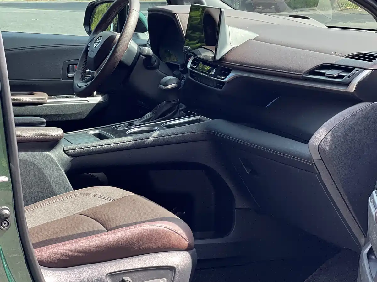 Toyota Sienna 2023 2.5L Hybrid Platinum Edition фото 8