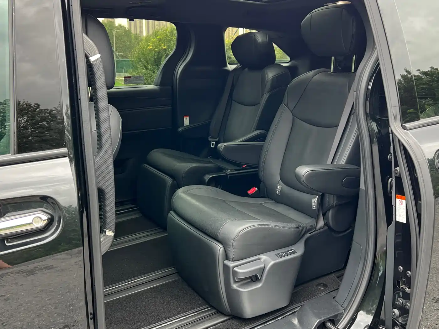 Toyota Granvia 2024 2.5L Hybrid Premium PLUS 4WD Edition фото 12