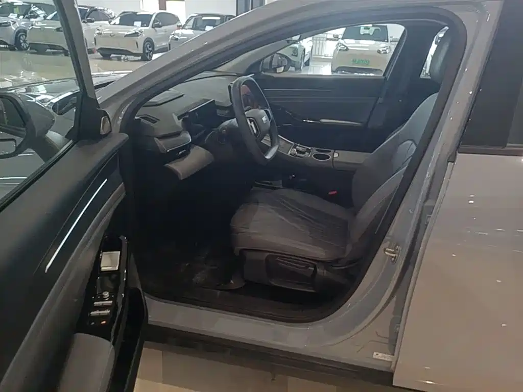 Geely Galaxy Galaxy L6 2025 EM-i 60km Voyage Edition фото 16