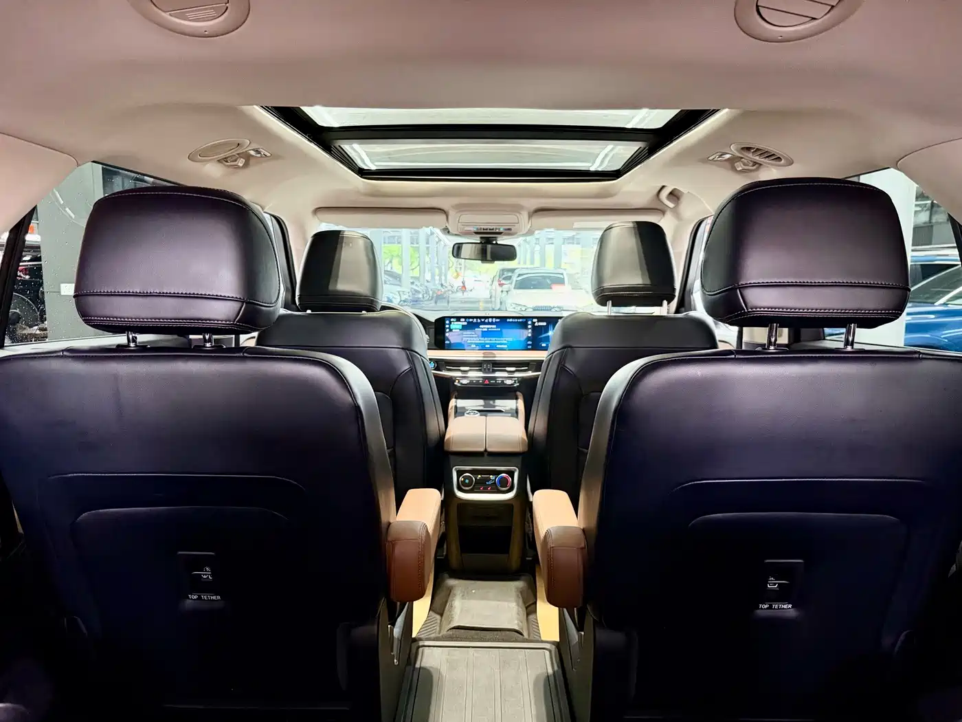 Photo 16 - Ford Explorer