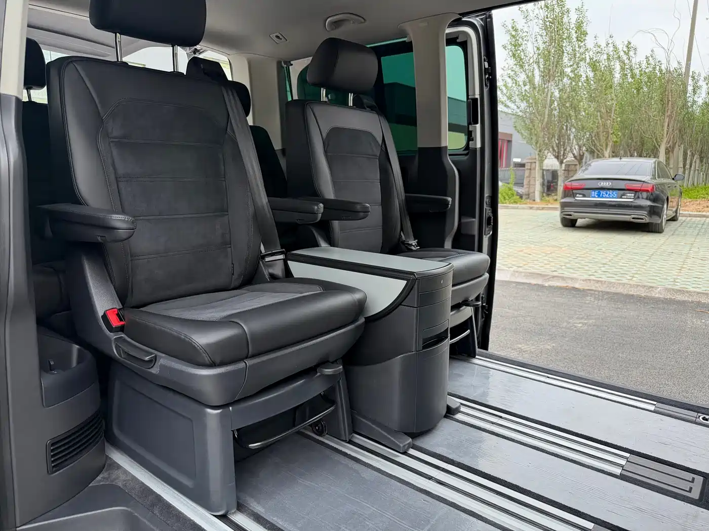 Volkswagen Multivan 2018 2.0TSI 4WD Explorer Edition 7-Seater фото 19
