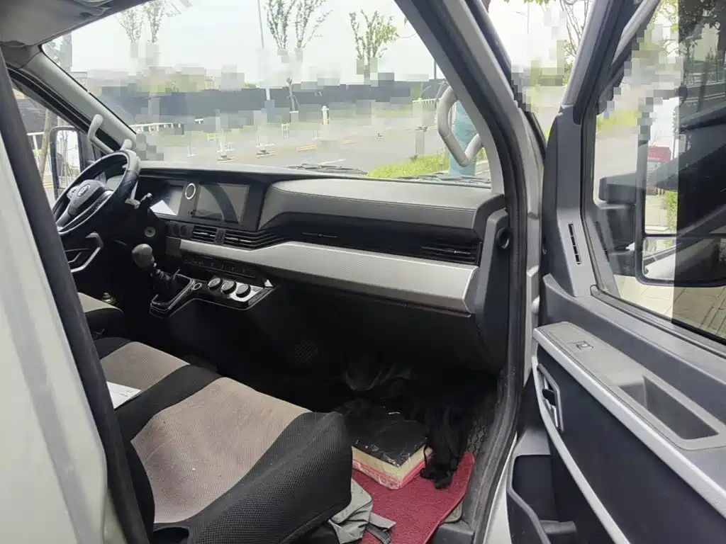 Dongfeng Yufeng Yufeng 2024 2023 V9+ 2.3T Manual RWD Dual Rear Wheel Van Extreme Edition 3 Seater