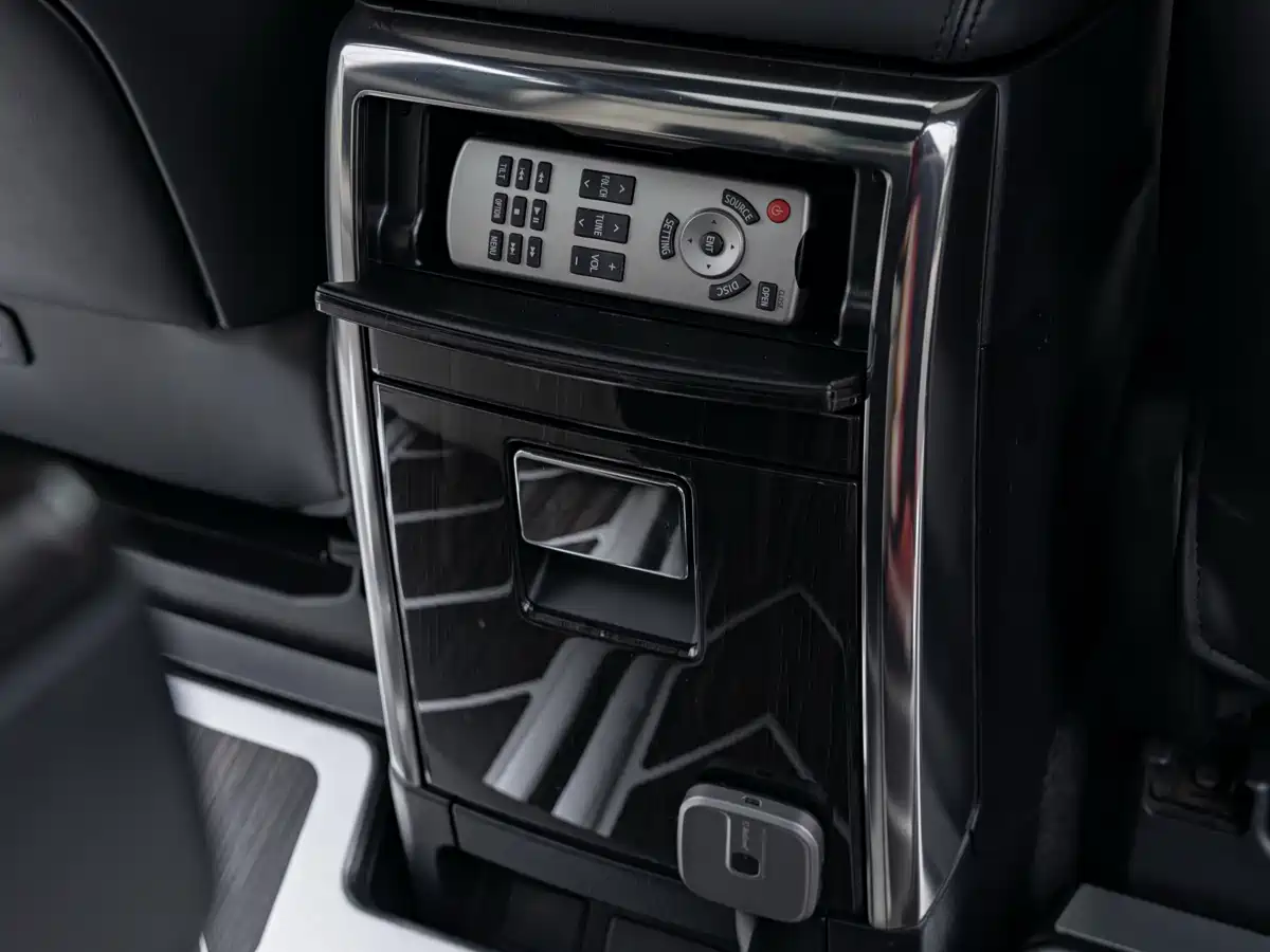 Lexus LM 2020 300h Seven-Seater Elegance Edition фото 27