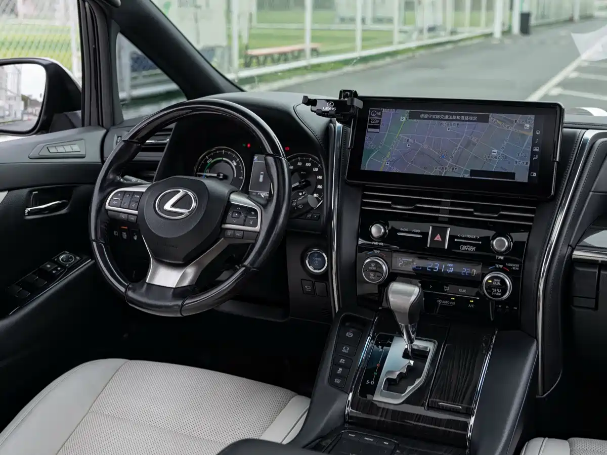 Lexus LM 2020 300h Seven-Seater Elegance Edition фото 11