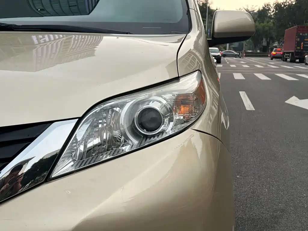 Фото 25 - Toyota Sienna