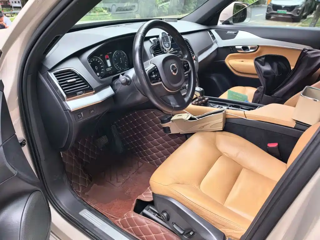 Фото 17 - Volvo XC90