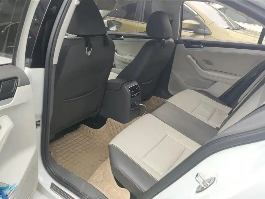 Volkswagen Sagitar 2015 1.6L Automatic Comfort фото 11