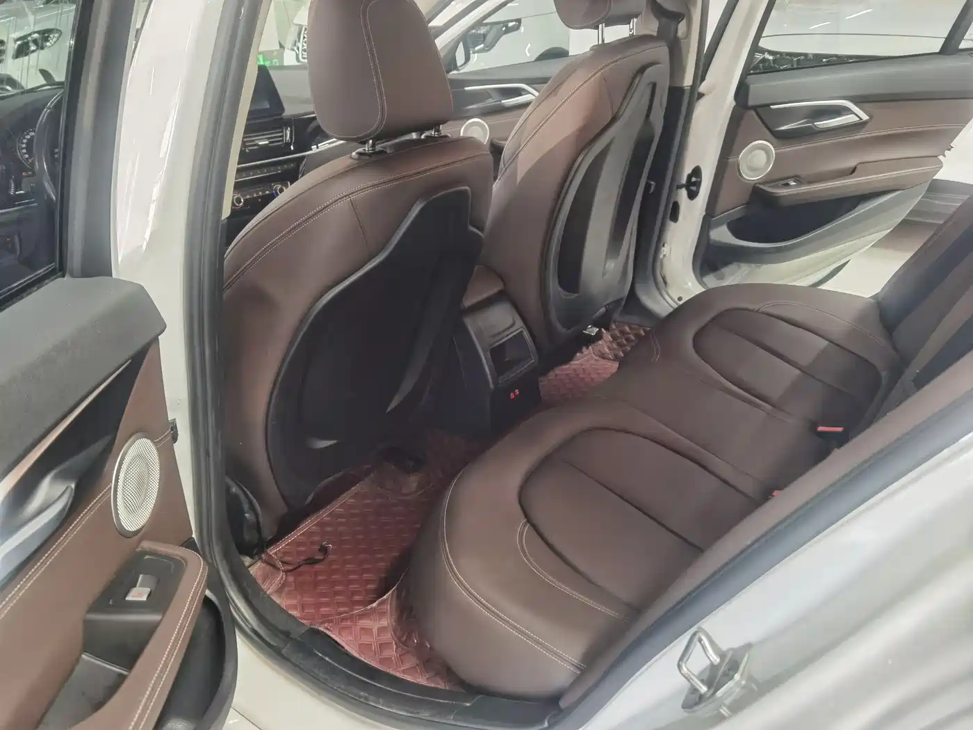 BMW 1 Series 2023 120i M Sport Shadow Edition фото 8