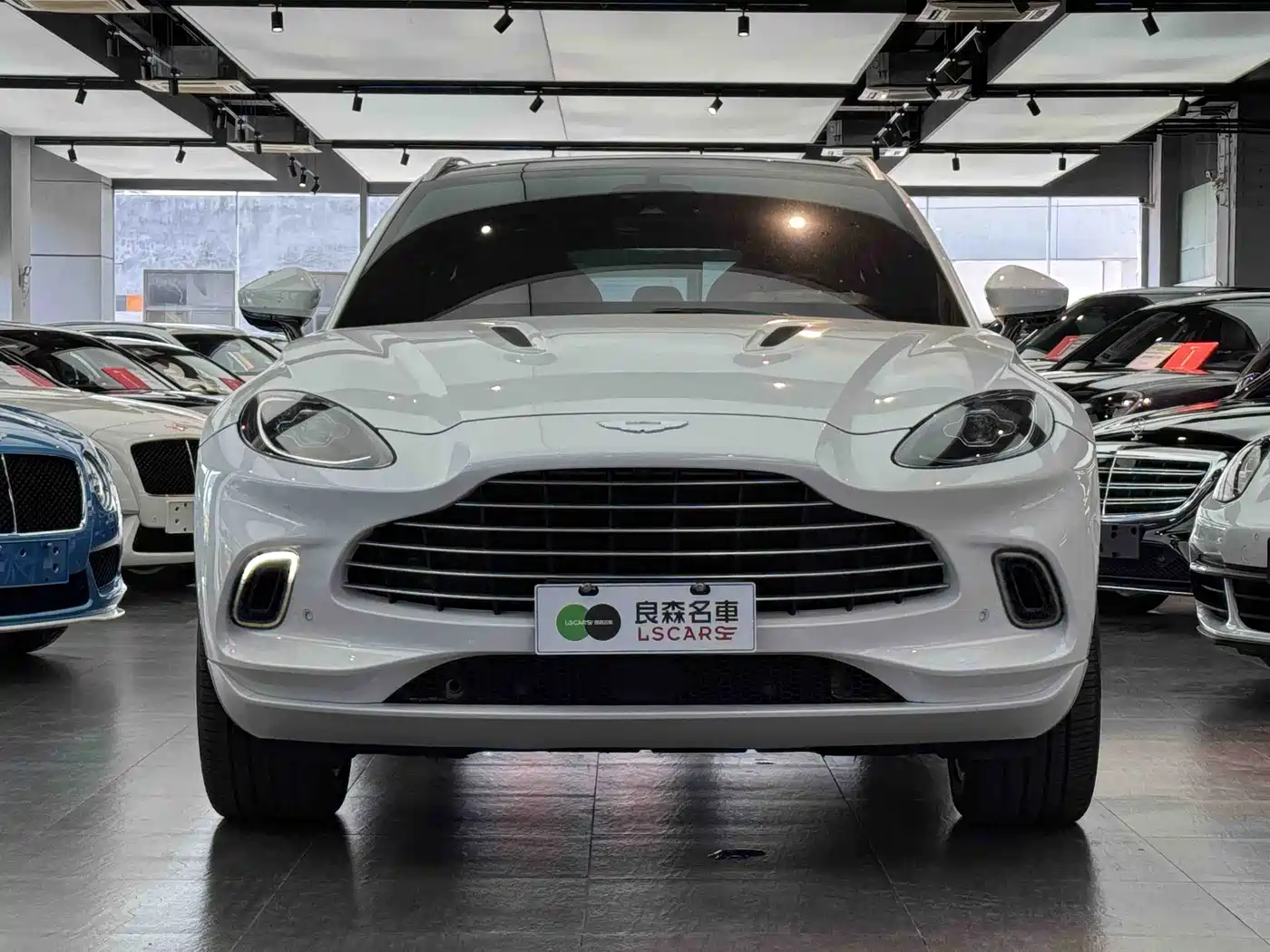 ASTON MARTIN DBX