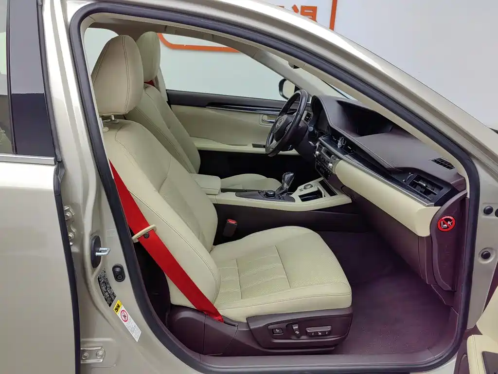 Фото 23 - Lexus ES