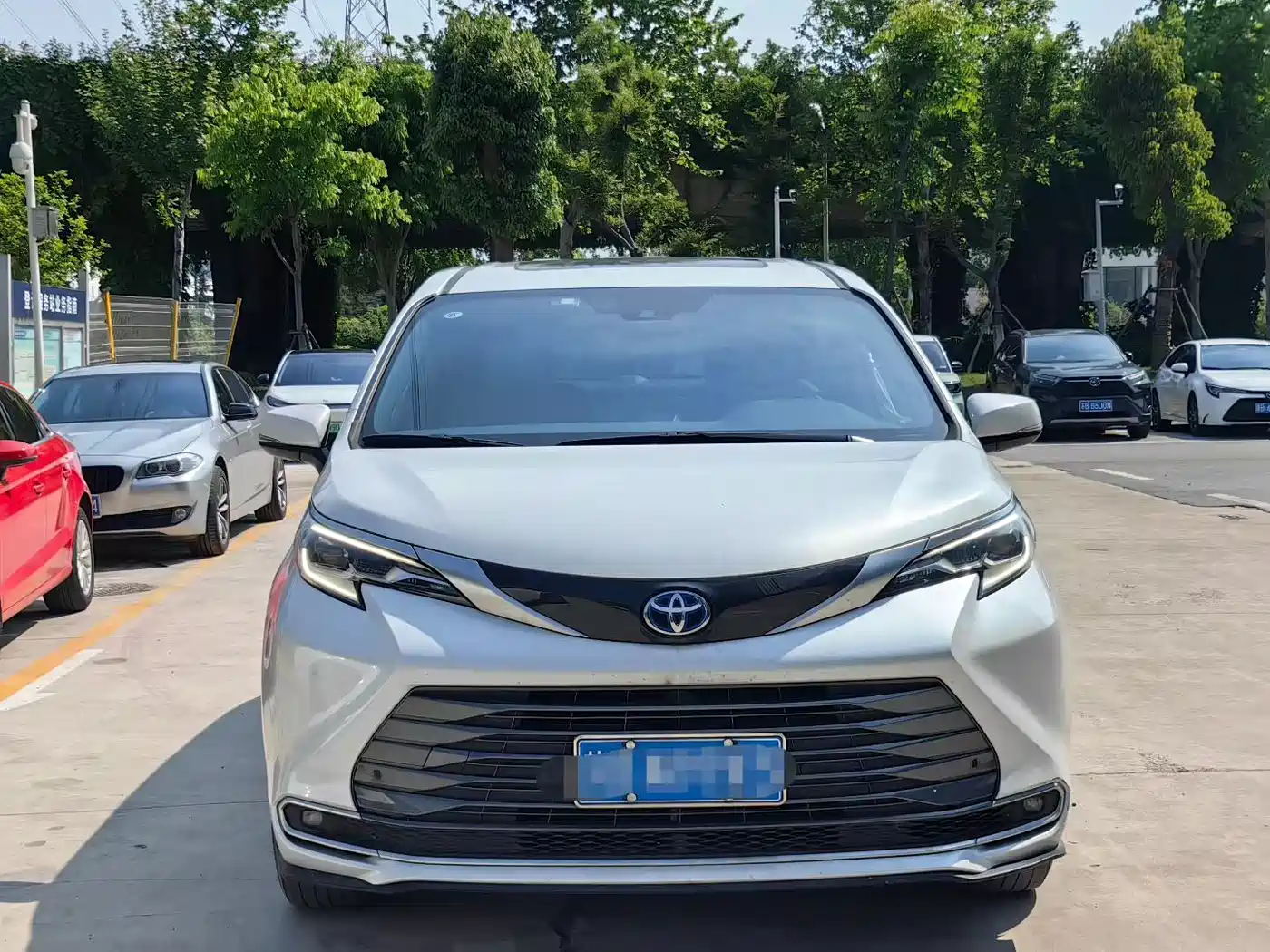Toyota Sienna 2021 2.5L Hybrid Luxury Edition фото 2