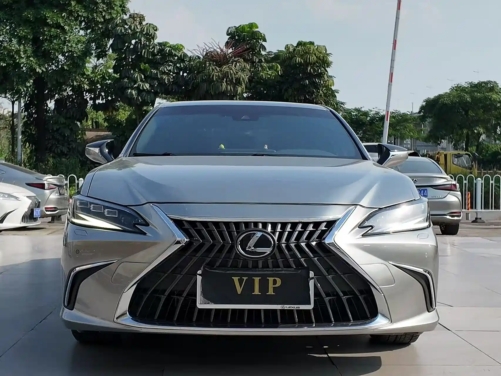 Фото 1 - Lexus ES