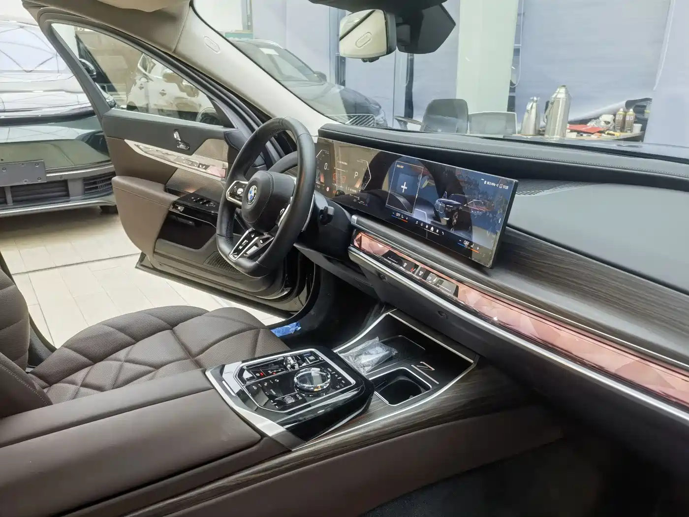 BMW 7 Series 2023 Model 740Li Leading M Sport Package фото 7