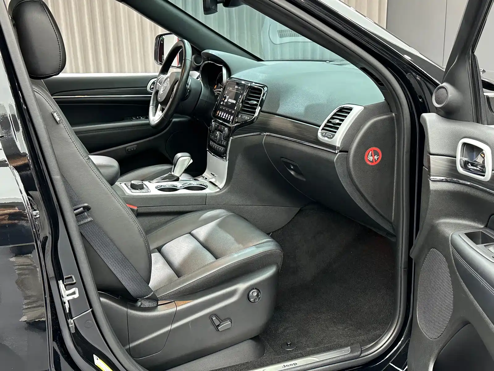Photo 28 - Jeep Grand Cherokee (Import)